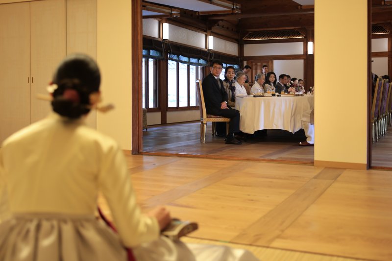 김건희 여사가 4일 청와대 상춘재에서 열린 국가무형문화재 전통공연·예술 분야 전승자 오찬에서 참석자들과 가야금 독주를 감상하고 있다. 대통령실 제공