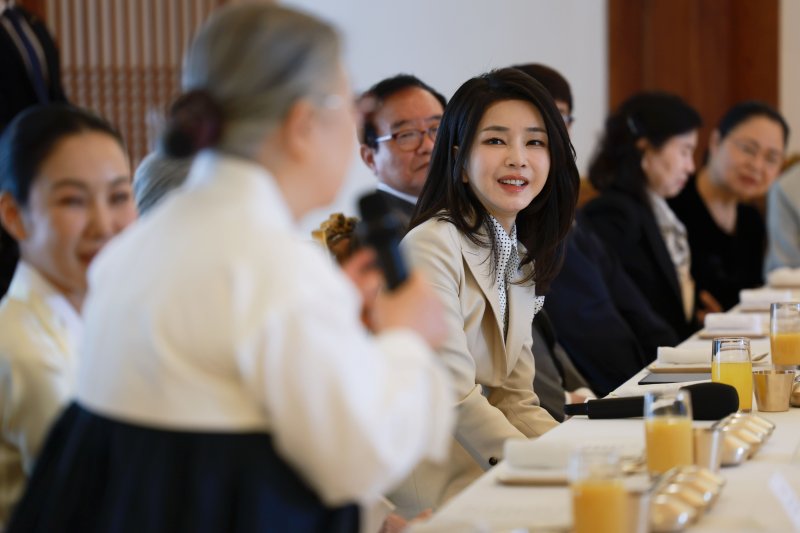 뒤늦게 알려진 김건희 여사 국악사랑, 젊은 국악인들 깜짝 격려