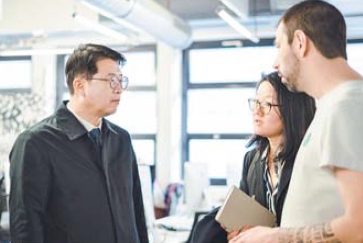 지난달 28일(현지시각) 프랑스 IT교육기관 '에꼴42'에 방문한 장상윤 교육부 차관(왼쪽)이 에꼴42 관계자와 대화하고 있다. 교육부 제공