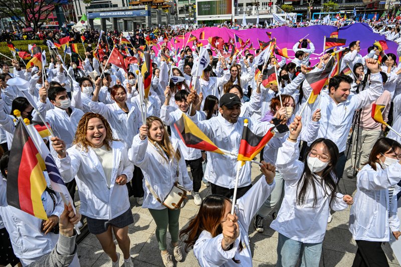 도심 곳곳에 실사단 환영 행사...부산의 역량&middot;열정 느껴보시라 [2030세계박람회 부산 유치 총력전]