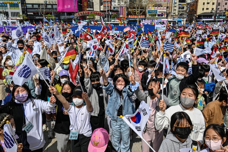 도심 곳곳에 실사단 환영 행사...부산의 역량&middot;열정 느껴보시라 [2030세계박람회 부산 유치 총력전]
