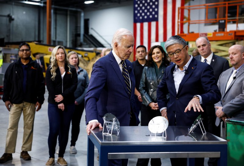 조 바이든 미국 대통령이 2022년 11월 29일(현지시간) 미국 미시간주 베이시티의 SK실트론 CSS 시설을 둘러보며 지안웨이 동 SK실트론 CSS 대표와 이야기를 나누고 있다. ⓒ 로이터=뉴스1 ⓒ News1 김현 특파원