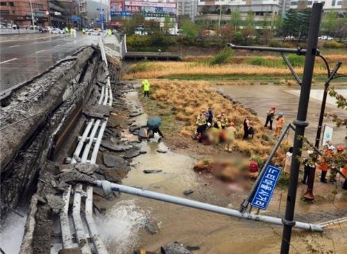 5일 오전 9시 45분께 경기도 성남시 분당구 정자동에서 하천을 가로지르는 교각 난간이 무너지는 사고가 났다. 이 사고로 교각 가드레일과 이정표 등이 산책로로 쏟아졌다.