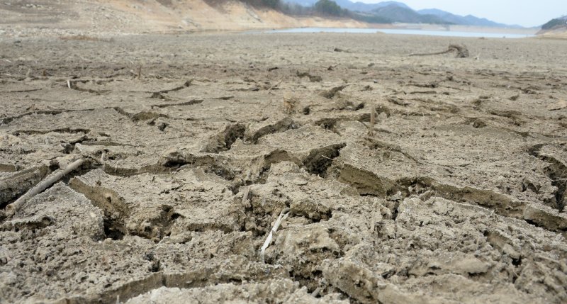 [진안=뉴시스] 지난달 22일 전북 진안군 용담댐 상류에 물이 없이 바닥이 드러나 있다. 2023.03.22. pmkeul@nwsis.com /사진=뉴시스