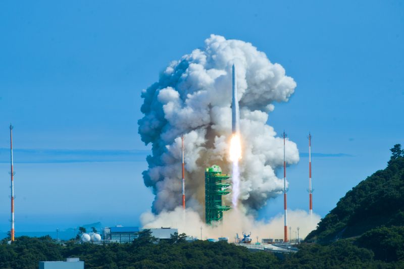 한국형 발사체 누리호가 지난해 6월 전남 고흥군 나로우주센터 발사대에서 화염을 내뿜으며 우주로 날아오르고 있다. 과기정통부 제공