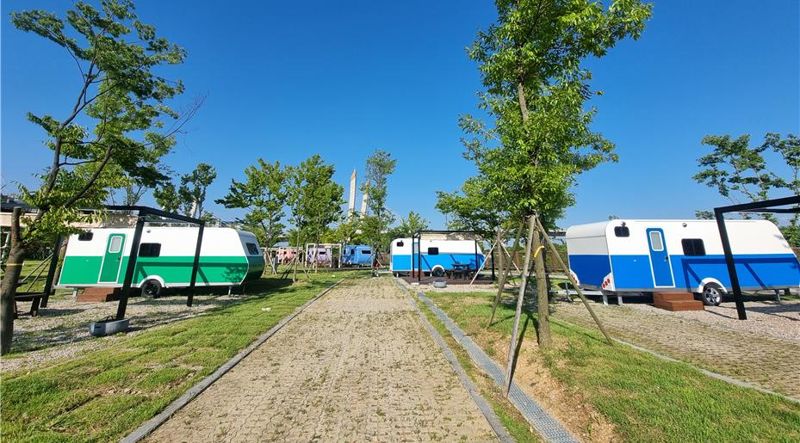 시설 수리를 마치고 5일 재개장한 수도권 최대 규모의 캠핑장인 ‘노을진캠핑장’ 전경.