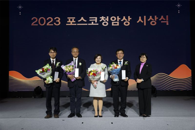 포스코청암재단이 5일 서울 강남구 포스코센터에서 제17회 ‘2023 포스코청암상’ 시상식을 개최했다. 김선욱 포스코청암재단 이사장(오른쪽 첫번째)이 4명의 수상자들과 기념촬영을 하고 있다. (왼쪽부터) 박제근 서울대 물리천문학부 교수, 최재천 이화여대 석좌교수, 서정화 열린여성센터 원장, 박한오 ㈜바이오니아 대표이사.