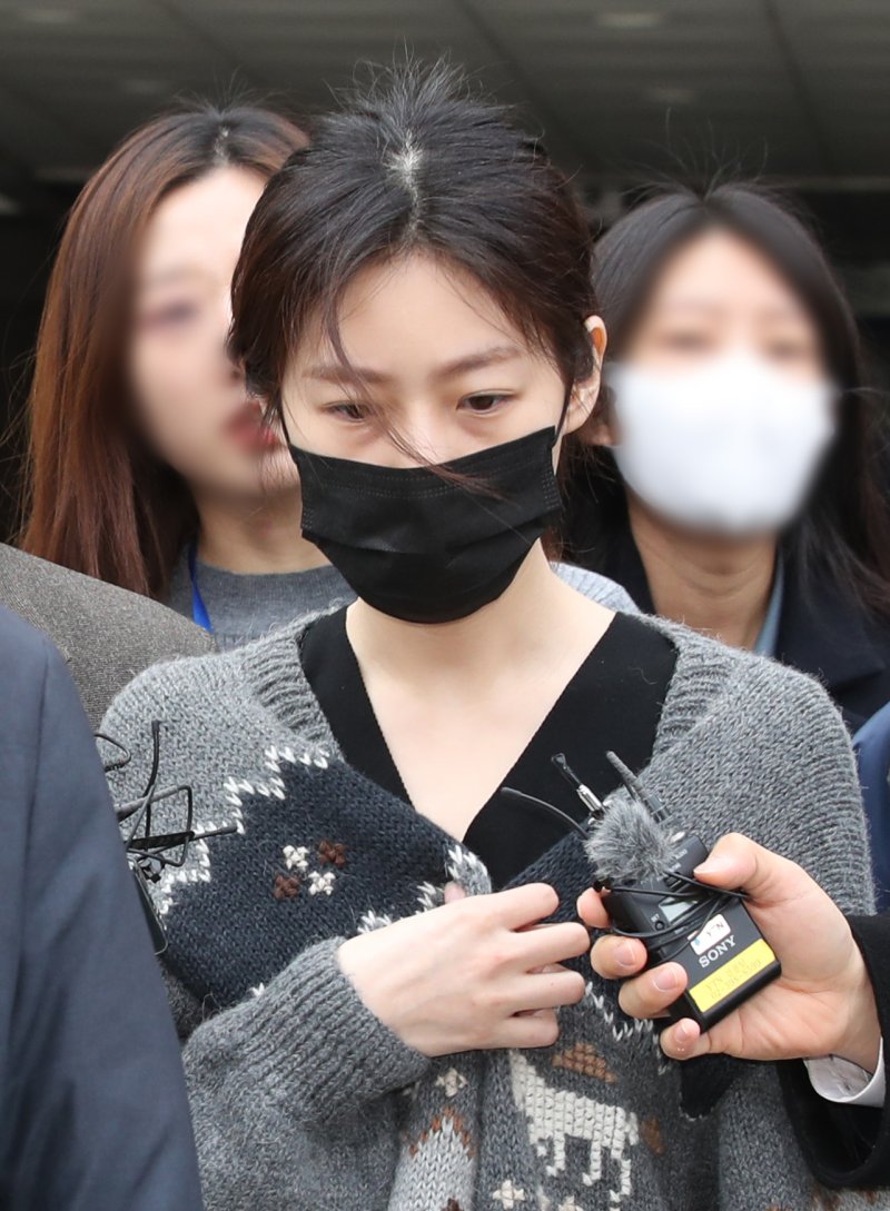 "생활고 호소 안했다" 김새론, 한달새 확 달라진 '법정 패션'