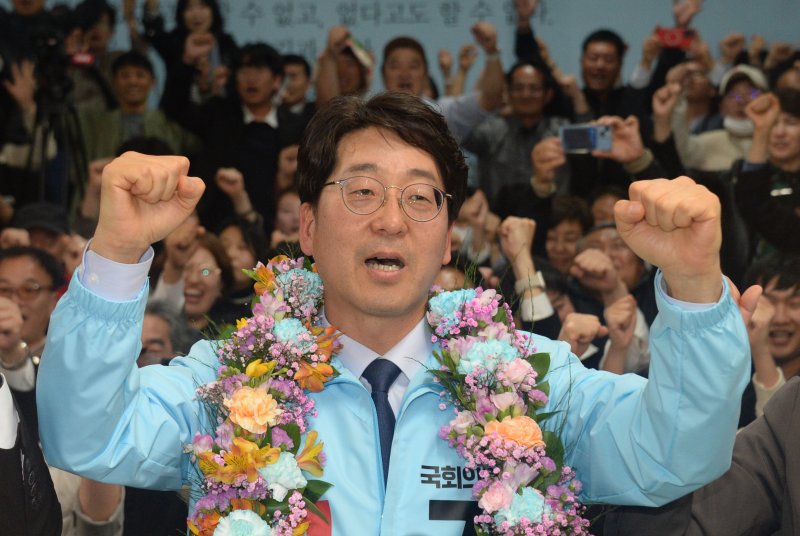 진보당 강성희 전주 을 국회의원 선거 당선인이 6일 자신의 선거사무소에서 지지자들과 함께 당선을 자축하고 있다. /사진=뉴시스