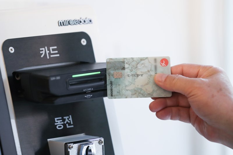 4일 오전 서울 시내의 한 편의점에서 한 소비자가 카드 결제를 하고 있다. 여신금융협회에 따르면 지난 2월 신용카드와 체크카드를 합친 전체 카드의 평균 승인액은 4만4천857원으로 전월 대비 2.2% 감소했다고 밝혔다. 2023.04.04. 사진=뉴시스