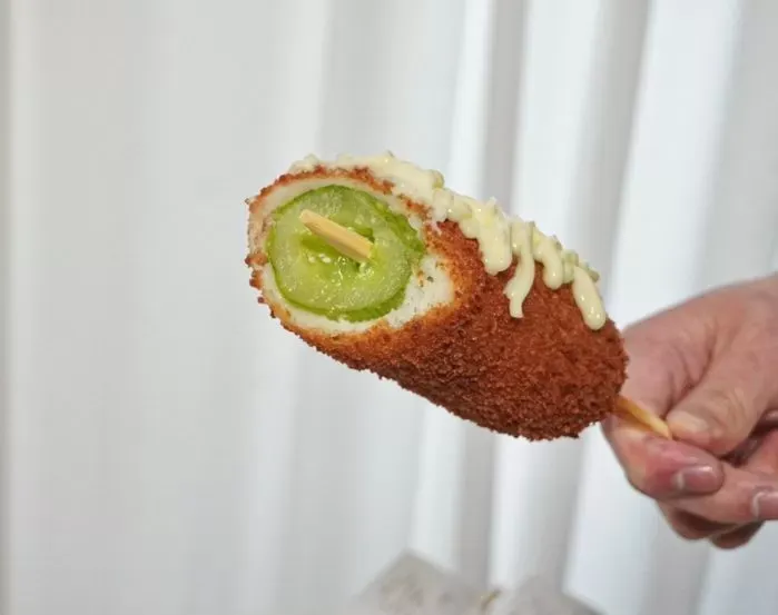 "물컹물컹할 줄 알았는데 외외의 맛"...오이핫도그 진짜 파나요?