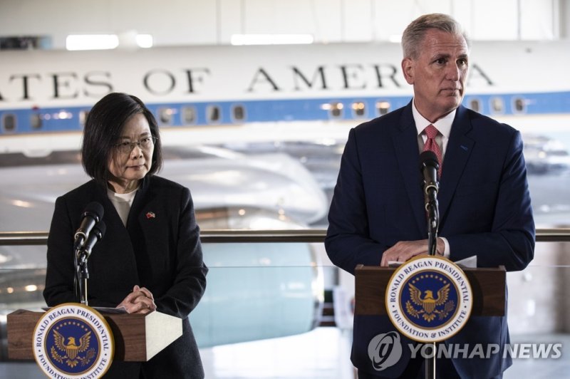 차이잉원 대만 총통(왼쪽)과 케빈 매카시 미국 하원의장. 사진=연합뉴스