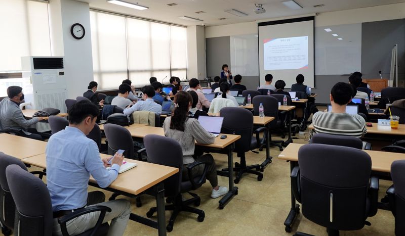 서울 영테크 상담사로 선정된 CFP 및 AFPK자격자가 한국FPSB 강의실에서 전문 교육을 받고 있다.