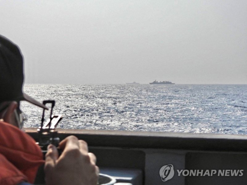 중국 항모 산둥함 동향 주시하는 대만 병사. 사진=로이터 연합뉴스