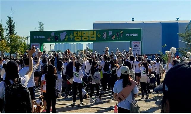 반려인들의 대표축제인 개라톤(개+마라톤) ‘댕댕런’이 오는 10월 인천 송도에서 열린다. 사진은 지난해 9월 송도달빛축제공원에서 열린 '댕댕런 2022' 전경.