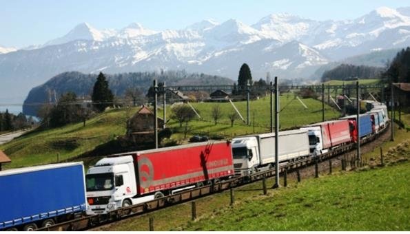 트레일러를 바로 실어 운행하는 피기백 열차 [국토교통부 제공]