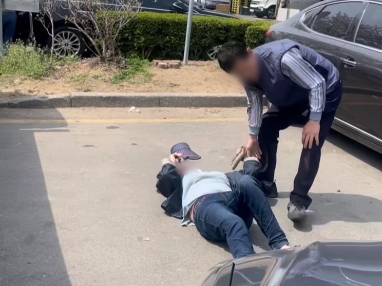 "내 남편 자리야"…주차장 알박기女 바닥에 벌러덩