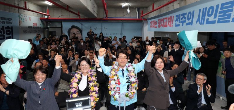 전주을 국회의원 재선거에 당선된 진보당 강성희 당선인이 6일 전북전주시 선거사무실에서 꽃목걸이를 걸고 당선 기쁨을 만끽하고 있다. 사진=뉴스1