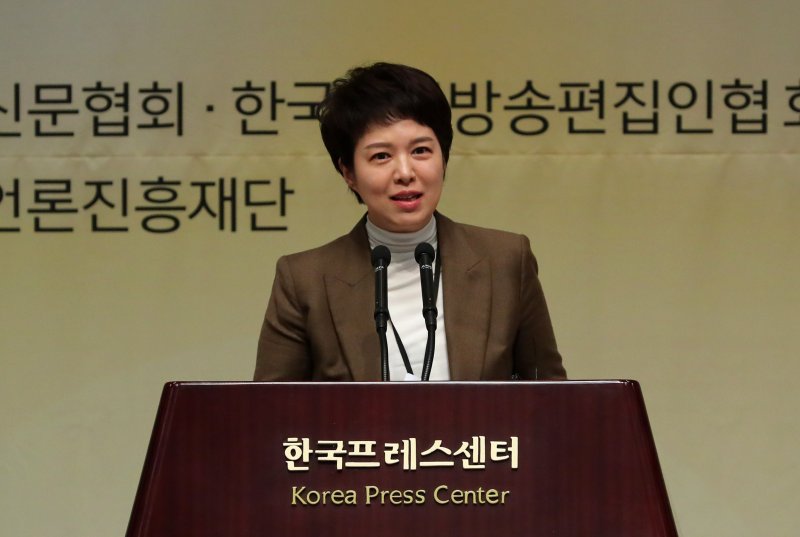 김은혜 대통령실 홍보수석이 6일 오전 서울 중구 한국프레스센터에서 열린 제67회 신문의날 기념식에 참석해 윤석열 대통령의 축사를 대독하고 있다. /사진=뉴시스화상