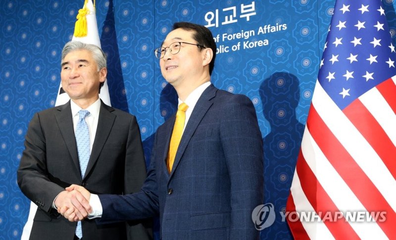 악수하는 한미 북핵 수석대표 악수 (서울=연합뉴스) 황광모 기자 = 김건 외교부 한반도 평화 교섭본부장(오른쪽)과 성 김 미국 국무부 대북 특별대표가 6일 오전 서울 종로구 외교부 청사에서 열린 한미 북핵 수석 대표협의를 앞두고 악수하고 있다. 2023.4.6 [공동 취재] hkmpooh@yna.co.kr (끝)