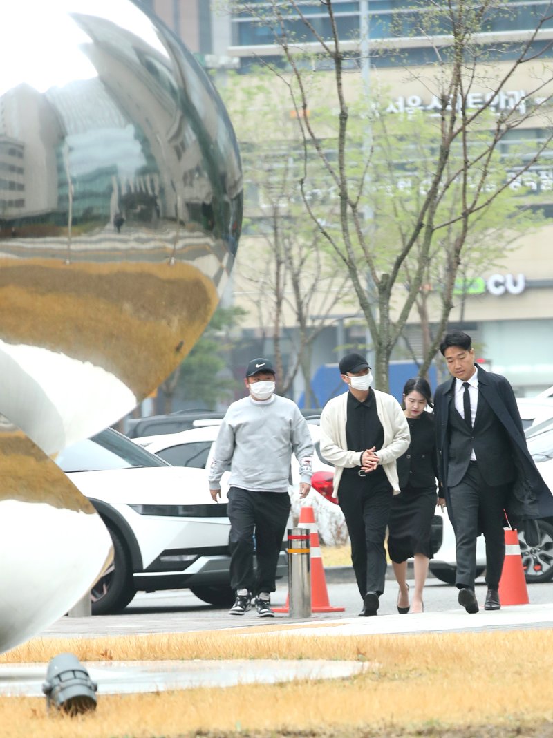 그룹 신화의 신혜성(왼쪽 두번째)이 첫 공판을 위해 6일 오전 서울동부지방법원으로 들어서고 있다. ⓒ News1 권현진 기자