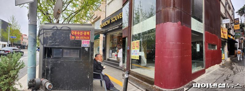 6일 서울 용산구 이태원역 인근에서는 상점들이 그래피티를 지우기 위해 건물 외관과 유사한 색의 페인트를 덧칠한 흔적을 쉽게 찾아볼 수 있었다./사진=김동규 기자