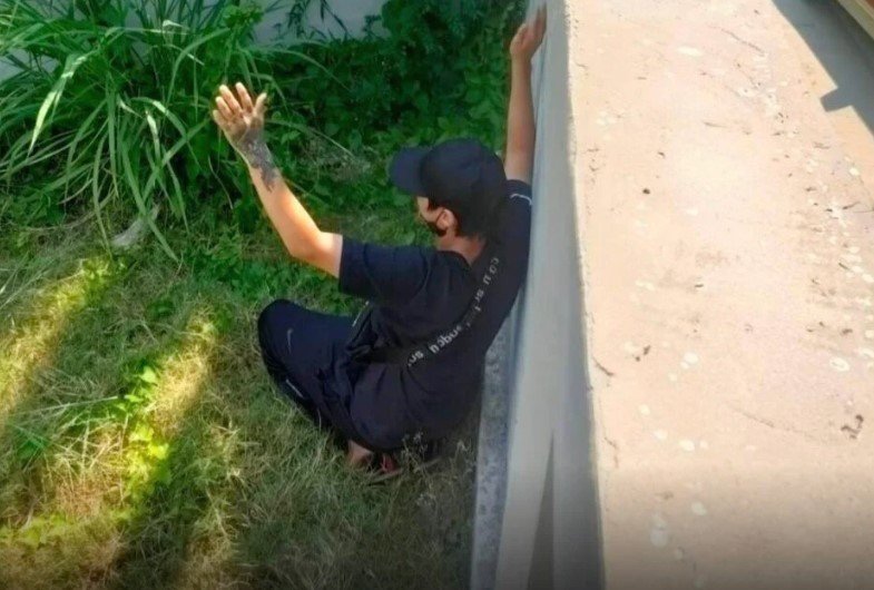 도주에 실패한 김씨가 경찰에 항복하고 있다. (태국 '파타야뉴스') /사진=뉴스1