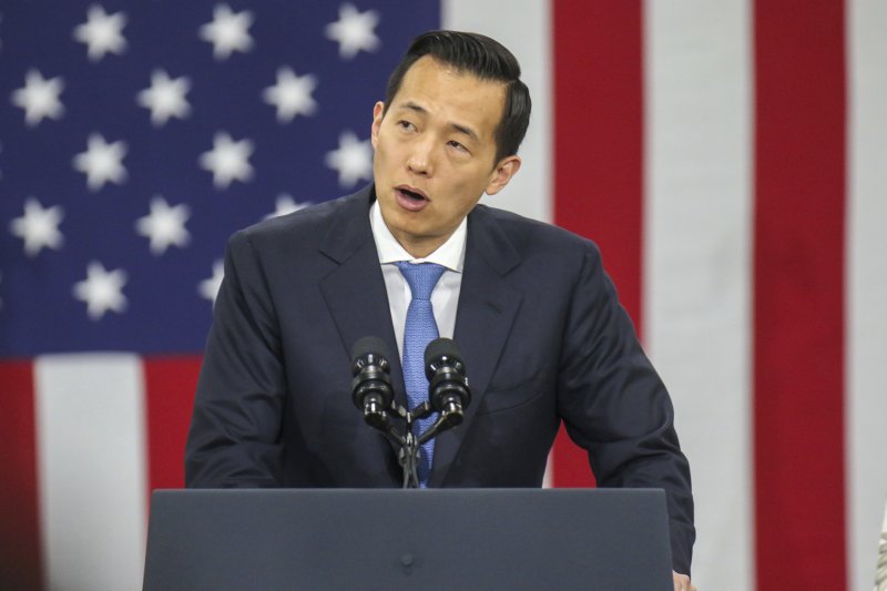 김동관 한화그룹 부회장이 6일(현지시간) 카멀라 해리스 미국 부통령이 방문한 미국 조지아주 달튼의 한화큐셀 태양광 모듈 공장에서 한화그룹의 태양광 사업을 역설하고 있다. /AP연합뉴스