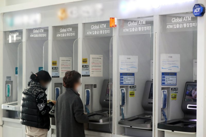서울 시내 한 건물에 설치된 은행의 현금인출기(ATM)에서 시민들이 입출금을 하는 모습. /사진=뉴스1