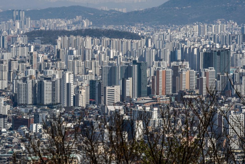 [서울=뉴시스] 정병혁 기자 = 2030세대의 아파트 매입이 늘고 있다. 한국부동산원의 매입자 연령대별 주택거래현황을 분석한 결과 지난 2월 20대 이하와 30대의 전국 아파트 매입 비중은 31.96%로 30%를 넘어섰다. 이는 전월의 29.85%보다 2%포인트 이상 높은 것이면서 2021년 1월(33.0%) 이후 2년1개월 만에 최대 수치다. 사진은 2일 서울 남산에서 바라본 서울시내 아파트의 모습. 2023.04.02. jhope@newsis.com /사진=뉴시스