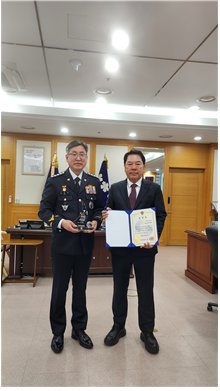 김종욱 해양경찰청장으로부터 표창장을 받은 박준희 아이넷방송 회장(오른쪽)이 기념촬영을 하고 있다. 사진=아이넷방송 제공