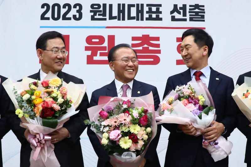 [서울=뉴시스] 추상철 기자 = 윤재옥 국민의힘 신임 원내대표가 7일 서울 여의도 국회에서 열린 2023 원내대표 선출을 위한 의원총회에서 김기현(왼쪽) 대표, 주호영 전 원내대표와 기념촬영을 하고 있다. (공동취재사진) 2023.04.07. photo@newsis.com