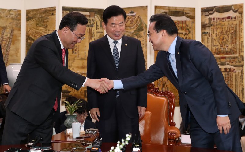 [서울=뉴시스] 이영환 기자 = 주호영(왼쪽) 국민의힘 원내대표와 박홍근 더불어민주당 원내대표가 4일 오전 서울 여의도 국회에서 열린 국회의장 주재 교섭단체 원내대표 회동에서 인사를 나누고 있다. 가운데는 김진표 국회의장. 2023.04.04. 20hwan@newsis.com