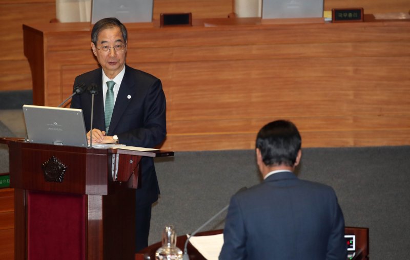 [서울=뉴시스] 고범준 기자 = 한덕수 국무총리가 4일 오후 서울 여의도 국회 본회의장에서 열린 제405회국회(임시회) 제2차 본회의 경제분야 대정부질문에서 강대식 국민의힘 의원 질문에 답변하고 있다. 2023.04.04. bjko@newsis.com