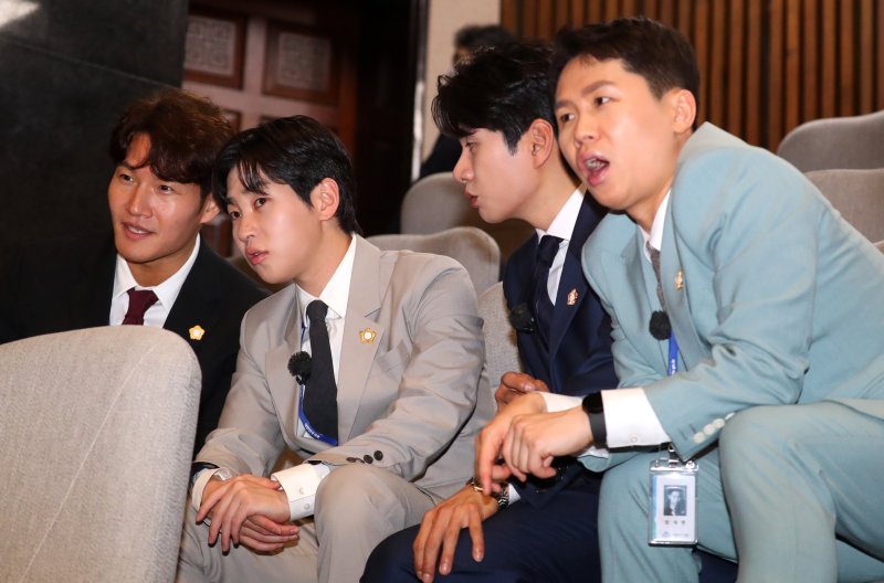 [서울=뉴시스] 추상철 기자 = 방송인 김종국, 딘딘, 이이경, 양세형이 5일 오후 서울 여의도 국회에서 열린 제405회국회(임시회) 제3차 본회의 교육·사회·문화 분야 대정부질문을 참관하고 있다. 2023.04.05. scchoo@newsis.com
