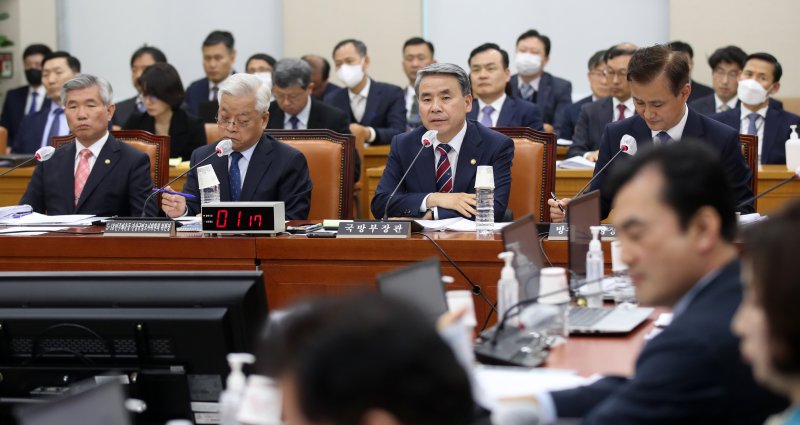 [서울=뉴시스] 고범준 기자 = 이종섭(오른쪽 두번째) 국방부 장관이 6일 오전 서울 여의도 국회에서 열린 국방위원회 전체회의에서 의원 질의에 답변하고 있다. 2023.04.06. bjko@newsis.com