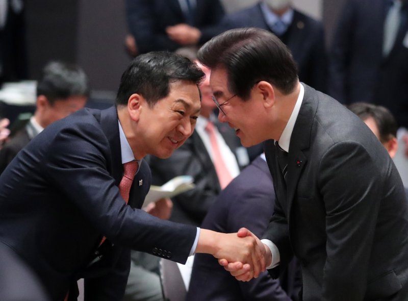 [서울=뉴시스] 배훈식 기자 = 김기현(왼쪽) 국민의힘 대표와 이재명 더불어민주당 대표가 6일 오전 서울 중구 한국프레스센터에서 열린 제67회 신문의날 기념식에 참석해 악수하고 있다. 2023.04.06. dahora83@newsis.com