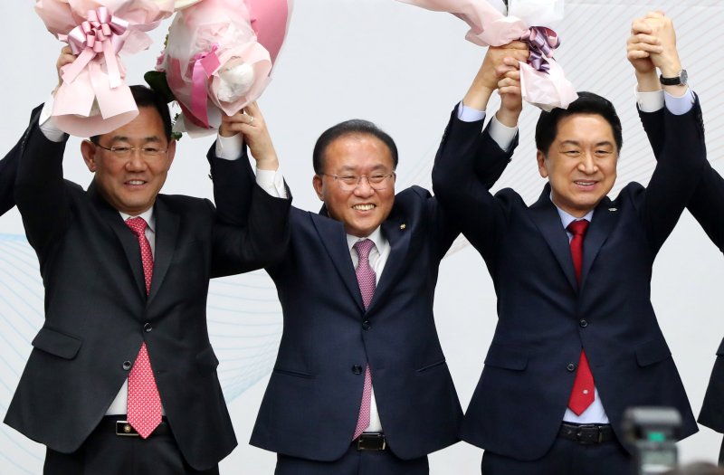 [서울=뉴시스] 추상철 기자 = 국민의힘 원내대표에 선출된 윤재옥 의원이 7일 오전 서울 여의도 국회에서 열린 원내대표 선출을 위한 의원총회에서 김기현 당 대표와 함께 꽃다발을 들고 기뻐하고 있다. 2023.04.07. scchoo@newsis.com