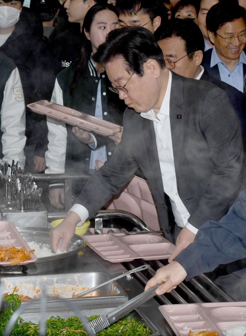 [광주=뉴시스] 변재훈 기자 = 이재명 더불어민주당 대표가 7일 오전 광주 북구 용봉동 전남대학교 제1학생마루 식당 내 '천원의 아침밥' 현장을 찾아 밥을 식판에 담고 있다. 2023.04.07. wisdom21@newsis.com