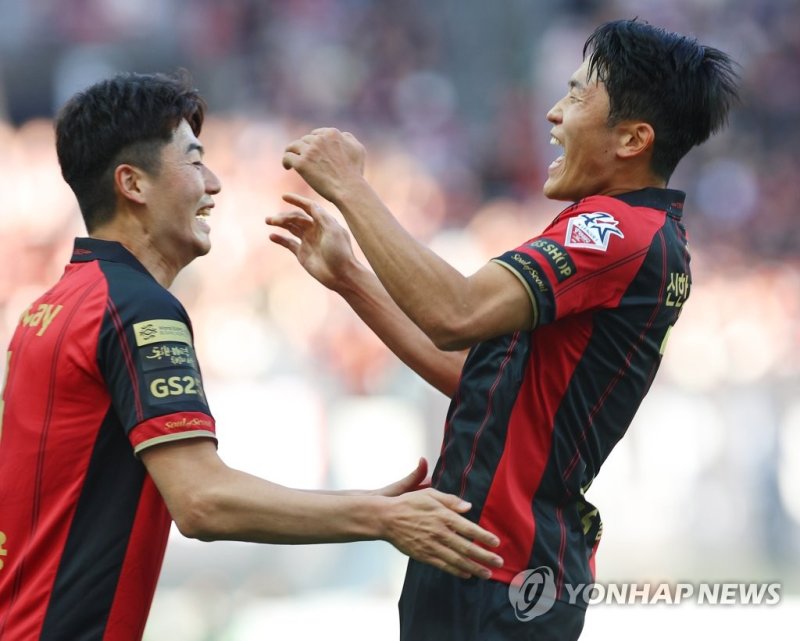 기뻐하는 나상호-기성용 기뻐하는 나상호-기성용 (서울=연합뉴스) 김도훈 기자 = 8일 오후 서울월드컵경기장에서 열린 2023 프로축구 K리그1 대구FC와 FC서울의 경기. 서울 나상호가 팀의 두번째 골을 넣은 뒤 기성용과 환호하고 있다. 2023.4.8 superdoo82@yna.co.kr (끝)