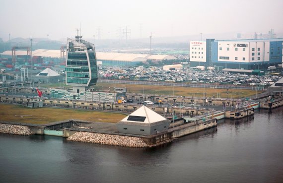 경인아라뱃길여객터미널에 위치한 아라타워 전망대에서 바라본 경인항 전경. / 사진=서울시 제공