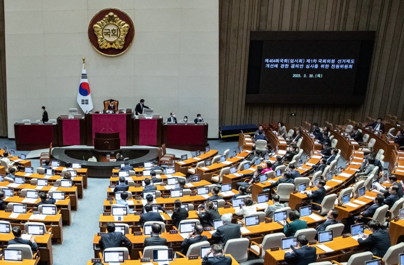 지난달 30일 오후 서울 여의도 국회에서 제404회 국회(임시회) 제1차 국회의원 선거제도 개선에 관한 결의안 심사를 위한 전원위원회가 열리고 있다. 사진=뉴스1