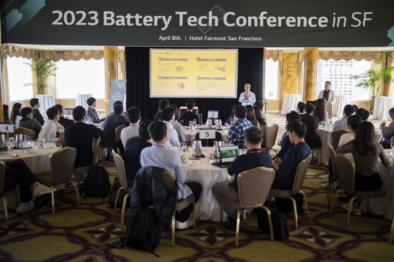 8일(현지시간) 미국 샌프란시스코에서 열린 글로벌 인재 채용 행사 'BTC'(Battery Tech Conference)에서 참가자들이 설명을 듣고 있다. LG에너지솔루션 제공