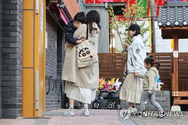 지난달 30일 서울 시내 한 어린이집에서 어린이들이 엄마와 함께 등원하고 있다. 연합뉴스