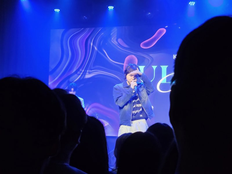 '원슈타인'이 지난달 25일 서울시 마포구 무신사 개러지에서 열린 '울트라 콘서트'에서 사람을 찾고 있다. 초광각, 광각, 망원 등 배율별 갤럭시S23 울트라 촬영 사진. 2023.3.25/뉴스1 ⓒ News1 이기범 기자