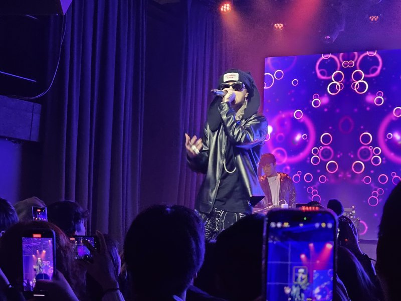 관객들이 '애쉬 아일랜드'의 공연을 스마트폰으로 찍고 있다. 갤럭시S23 울트라 촬영 사진. 2023.3.25/뉴스1 ⓒ News1 이기범 기자