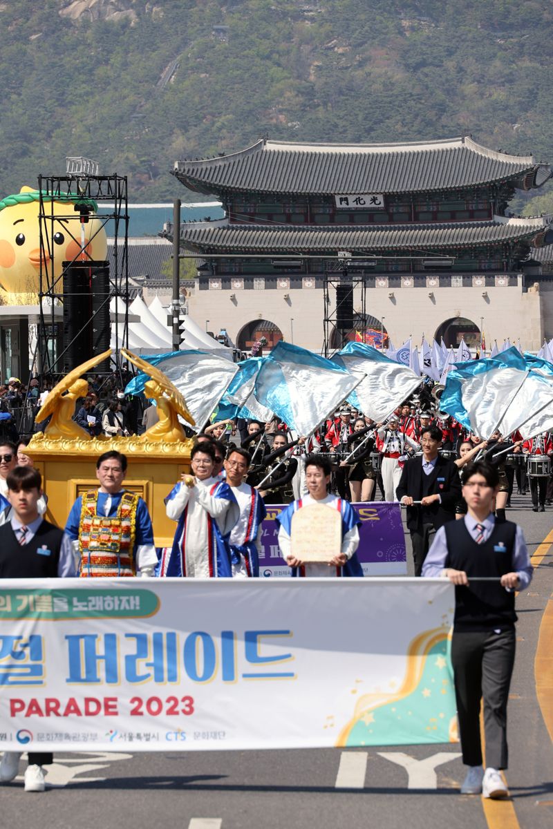 개신교 연합기관인 한국교회총연합이 9일 오후 서울 광화문 광장에서 '2023 부활절 퍼레이드'를 열고 있다. 56개 팀 약 4천명이 행렬에 참가하고 있다. 사진=서동일 기자