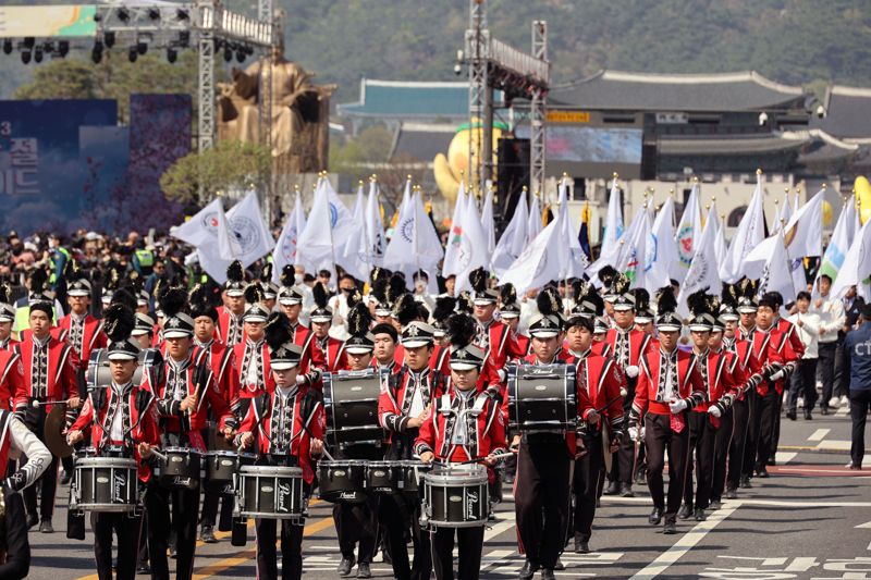 개신교 연합기관인 한국교회총연합이 9일 오후 서울 광화문 광장에서 '2023 부활절 퍼레이드'를 열고 있다. 56개 팀 약 4천명이 행렬에 참가하고 있다. 사진=서동일 기자