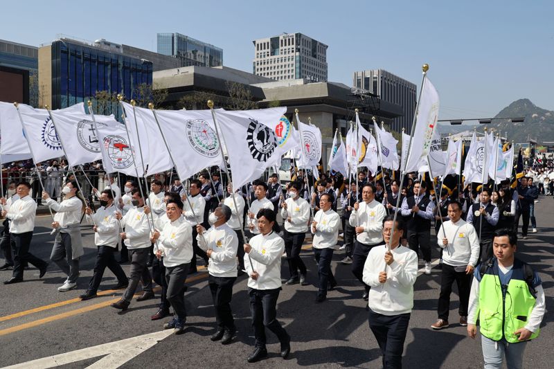 개신교 연합기관인 한국교회총연합이 9일 오후 서울 광화문 광장에서 '2023 부활절 퍼레이드'를 열고 있다. 56개 팀 약 4천명이 행렬에 참가하고 있다. 사진=서동일 기자