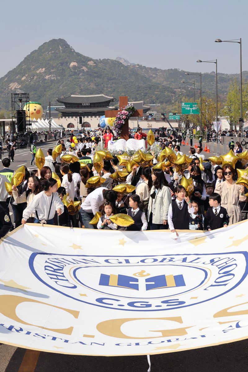 개신교 연합기관인 한국교회총연합이 9일 오후 서울 광화문 광장에서 '2023 부활절 퍼레이드'를 열고 있다. 56개 팀 약 4천명이 행렬에 참가하고 있다. 사진=서동일 기자